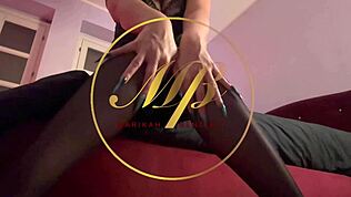 In deze POV video domineert een vrouw met vieze praat terwijl ze rijdt in netkousen en hakken