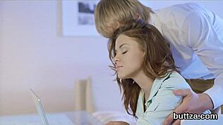 Müthiş Minyon Genç Amı Ve Dar Göt Deliği Yayarak Sert Sikiliyor 18+