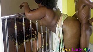 Afrikansk BBW stiefmor kneppet i hundestilling af BBC stedsøn mens familien ser TV 😱