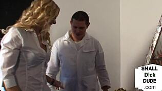 Brytyjskie dominatrix CFNM drażnią małego kutasa przegranego.