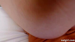 Denne jentas perfekte kropp får oss til å ri og blåse på hennes store naturlige pupper på sofaen 😍