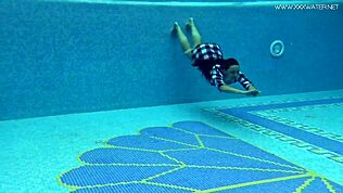 Hej, kolla den här heta stora rumpa euro milf Sazan under vatten