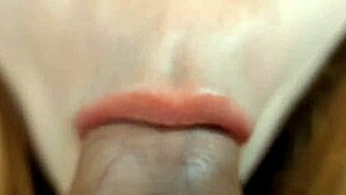 Miluju ten extrémní close-up blowjob