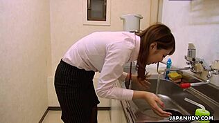 Hell Yeah！Nagisa Sayama在无码办公室里狂吸鸡巴