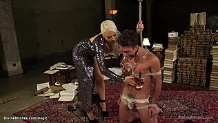 عبد معصوب العينين يُجلد، يُربط، ويُنيك بألعاب من قبل فتاة دومينانت