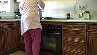 Indisk bhabhi dricker sperma efter att ha blottat enorm kuk