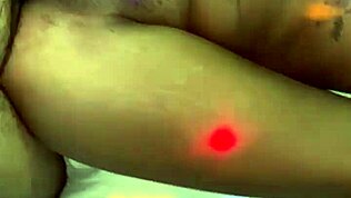 Dochadzam aż tryskam z tym monstrualnym kutasem liżącym moją cipkę