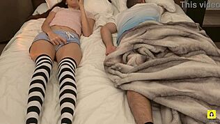 えっと、継父のスマホ持ってベッドの横でオナニーしちゃった…おっと！