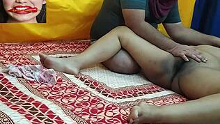 Nevastă indiană se excită de soț, nevastă desi se bucură, fată indiană sexy se degetează