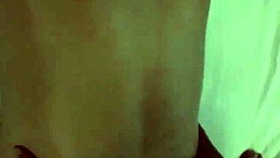 Coreana e japonesa amadoras em threesome selvagem massagem yoni