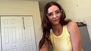 Creampie kapie z napalonej przyrodniej siostry Sereny Hill w pozycji misjonarskiej