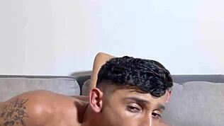 Η σέιμαλ σπάει τον κώλο του αδύνατου πρωτάρη με την τεράστια πούτσα