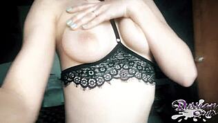 Bližnji posnetek samostojnega prstovanja ruske mladenke z naravnimi joški in tetovirano kožo