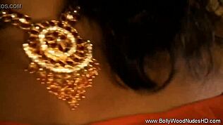 Verboden sensuele verlangens uit India met exotische brunette milf 😍