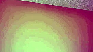 Ali ta vezana žena prenese divje udarce v pičko?