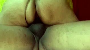 Mojej macochę jara wsuwanie lizaka w dupę i cipkę