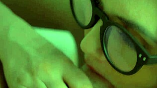 Je suis une milf cochonne qui suce la bite de mon mec et reçoit un creampie buccal.