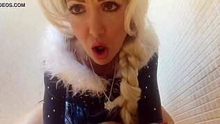 Косплей на Елза ме кара да искам да я видя как мастурбира точно сега!