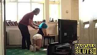 Pascal se igra s tesnim obrijanim telesom petite 18+ bejbe