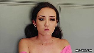 किली जे स्टेपडैड को पॉर्न देखते हुए जासूसी करती है