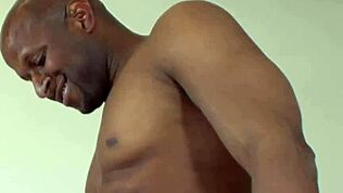 Otetovaná hvězdička Aria touží po černém čuráku v hardcore, jezdí divoce