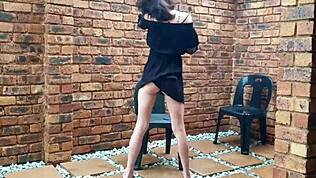 タバコ吸いながらケツ振っておしっこ 😏