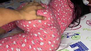 继女的大屁股曲线太诱人，18岁身材火辣！