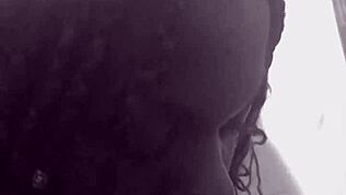 Черная сучка заглатывает монстр черный хуй в POV!