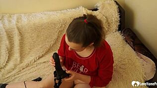 Врућа пасторка се бави соло мастурбацијом са дилдом, достижући оргазам