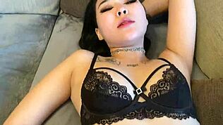 Yakutska punca pride iz najhlajšega mesta, da jo trdo nagačijo in spermejo v obraz