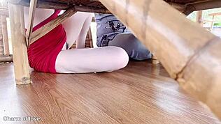 빨간 드레스 입은 예쁜 여자랑 야외 숲에서 열정적으로 박기