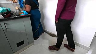 Am văzut-o pe servitoarea tamilă Sridevi frecând pula stăpânului, așa fierbinte.