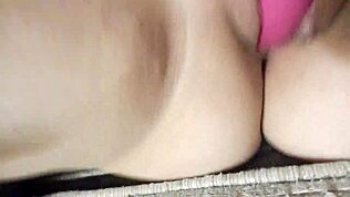 Vaimo tulee kovaa vibraattorilla pillussaan