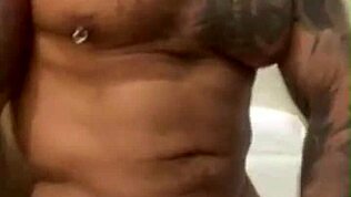 Masturboin jättiläistä latinolaiskyrpäni kylpyhuoneessa