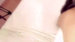 Minyon genç fahişe büyük göt için eğiliyor