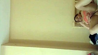 Ginger Paris BBW pornstar se masturbează murdar în lenjerie neon portocalie