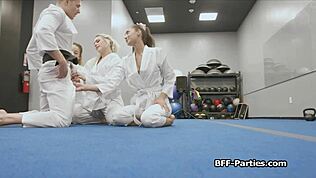 무술 훈련 중 흥분한 18+ 틴들과 포섬