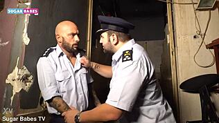 Sugarbabestv: Ψεύτικοι Έλληνες αστυνομικοί σε άγριο ευρωπαϊκό τρίο