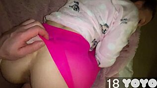 Očim razteza tesno mlado pičko z globokim creampie dejanjem