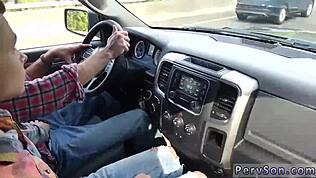 Etnik yakışıklı gay götünü dışarıda sert pompalıyor!