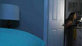 Anak tiri atasi trauma guruh dengan kongkek ibu tiri dalam gaya doggy