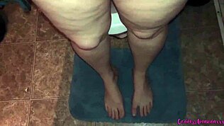 화장실에서 내 면도한 보지에서 떨어지는 섹스 정액 한 방울도 핥아줘.