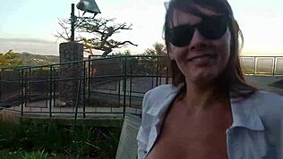 Не мога да устоя на тази секси мацка с разкошни цици, чукана на туристическо място