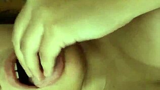 Чичона занимается сырой игрой с дилдо, фокусируясь на интенсивных действиях с изгибами