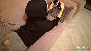 Sovány szomszédot elkapták maszturbálni szakadt leggingsben nagy seggel