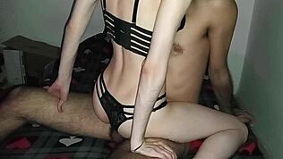 क्यूट एमेच्योर लड़की को मेरे नीचे ट्रैप करके इंटेंस मस्तरबेशन