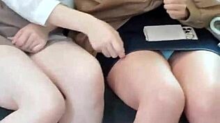 日本人可愛い子たちが電車でパンチラ見せつけ！😘