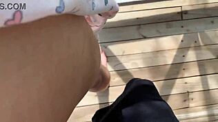 Mentre la moglie prende il sole, la cognata mi sbatte forte sul balcone in POV