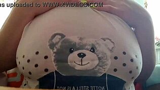 أخت زوجة خجولة تعرض صدرها الطبيعي الكبير أمام الكاميرا