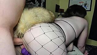 Han knullar mig hårt efter att jag satt in min rävsvansplugg.